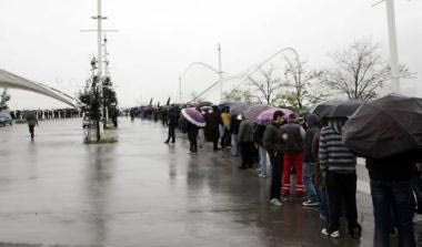 Ουρές στη βροχή για ένα εισιτήριο