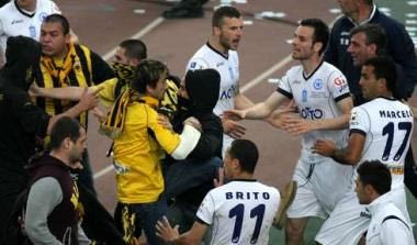 Συμπλοκή οπαδών της ΑΕΚ και παικτών του Ατρομήτου (video)