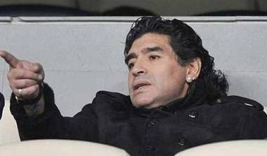 Επιστρέφει στους πάγκους ο Μαραντόνα