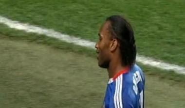 Η δυσαρέσκεια του Ντρογκμπά την ώρα της αλλαγής του (video)