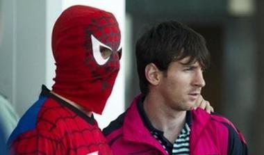 Ο Μέσι φωτογραφίζεται με τον… Spiderman