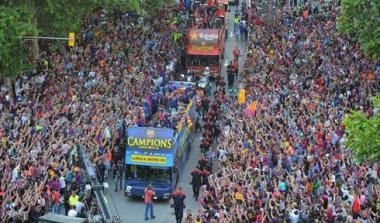 Η περιφορά των πρωταθλητών στους δρόμους της Βαρκελώνης, πριν από τη φιέστα στο Καμπ Νου (video)