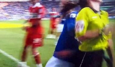 Θύμα σκληρού μαρκαρίσματος γυναίκα βοηθός διαιτητή (video)