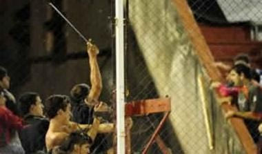 Τα έσπασαν οι οπαδοί της Ουρακάν (vid)