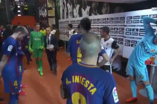 Η ατάκα του αμυντικού της Βαλένθια στον Μπουσκέτς για το γκολ του Μέσι