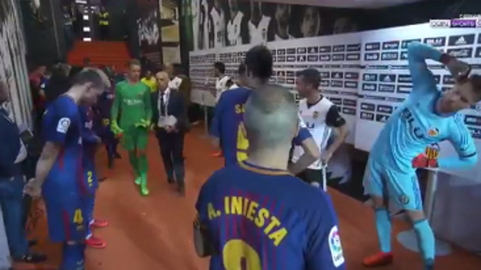 Η ατάκα του αμυντικού της Βαλένθια στον Μπουσκέτς για το γκολ του Μέσι