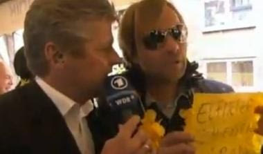 Στην τουαλέτα με συνοδεία ο Γκροσκράουτζ και ο μεθυσμένος  Κλοπ (videos)