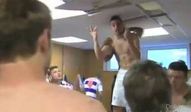 Προπονητής παρατηρεί τον παίκτη του κατά τη διάρκεια πανηγυρισμών (vid)