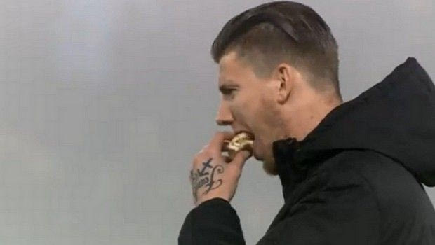 Τρως σάντουιτς στο ημίχρονο; Φάε και την τιμωρία σου!