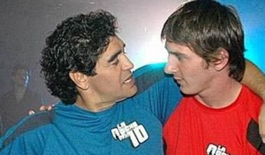 Συμπαίκτες Μέσι και Μαραντόνα “κρύβουν” τη μπάλα (vid)