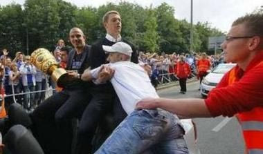 Επίθεση στον Νόιερ από οπαδό κατά τη διάρκεια των πανηγυρισμών (video)