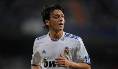 Φίλαθλος της Μπαρτσελόνα κοροϊδεύει τον Οζίλ (video)