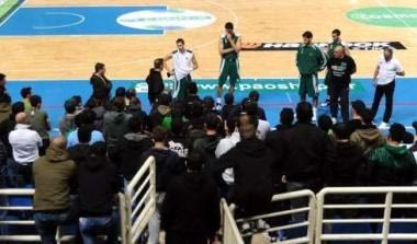 Στήριξη σε Ομπράντοβιτς και παίκτες από οπαδούς στο ξενοδοχείο