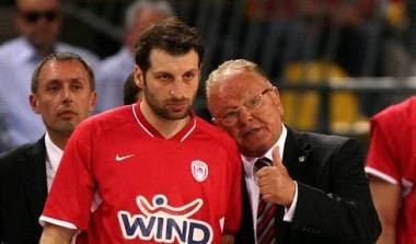 Παπαλουκάς: “Τα κεφάλια μέσα…”