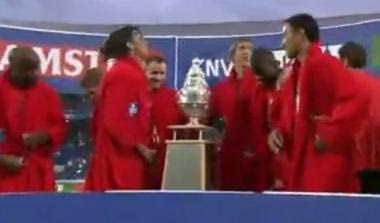 Σήκωσαν το κύπελλο, φορώντας μπουρνούζια (video)