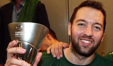 Βουγιούκας: “Όχι πανηγύρια, μας περιμένει το κύπελλο”