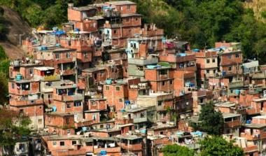 “Καθαρίζουν” τις φαβέλες γύρω από το Μαρακανά