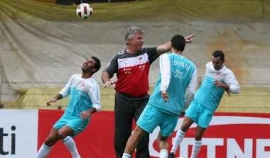 “Ο Χίντινκ είναι ακόμα προπονητής μας”, φωνάζουν οι Τούρκοι