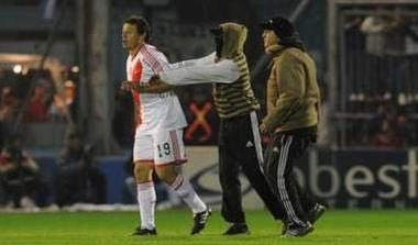 Στο χείλος του γκρεμού η Ρίβερ, εισβολή των οπαδών στην ήττα από την Μπελγράνο (vids)