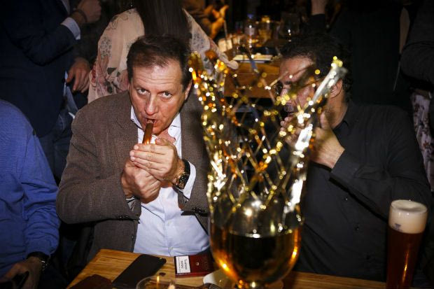 Το πούρο του Μάκη και τα… άρρωστα γυαλιά του Σάκοτα!