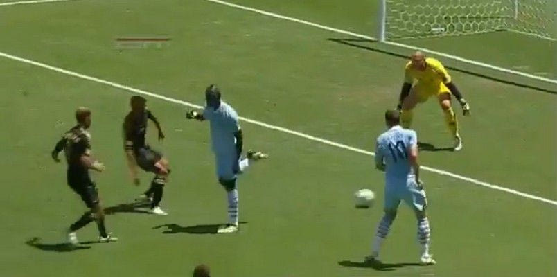 O Μπαλοτέλι ξανακτυπά και κάνει έξαλλο τον Μαντσίνι