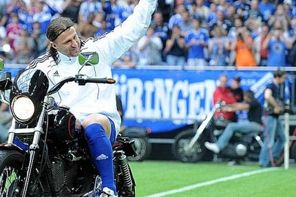 Αποθέωση των παικτών της Σάλκε από 100.000 οπαδούς της