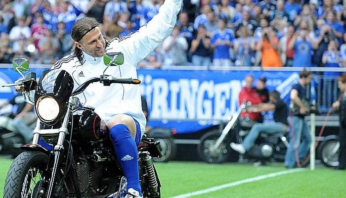 Αποθέωση των παικτών της Σάλκε από 100.000 οπαδούς της