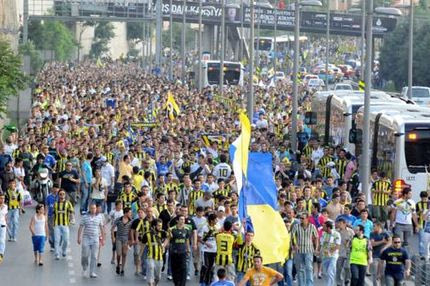 Λαοθάλασσα διαμαρτυρίας οι οπαδοί της Φενέρ