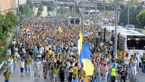 Λαοθάλασσα διαμαρτυρίας οι οπαδοί της Φενέρ
