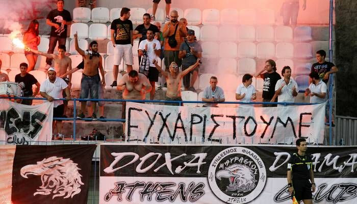 Καταδικάζει τους “λίγους” η επίσημη Δόξα
