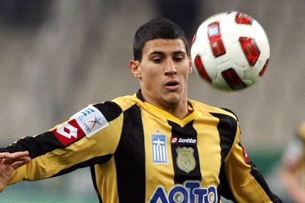 Κλείνουν Καρέλης, στόπερ και χαφ