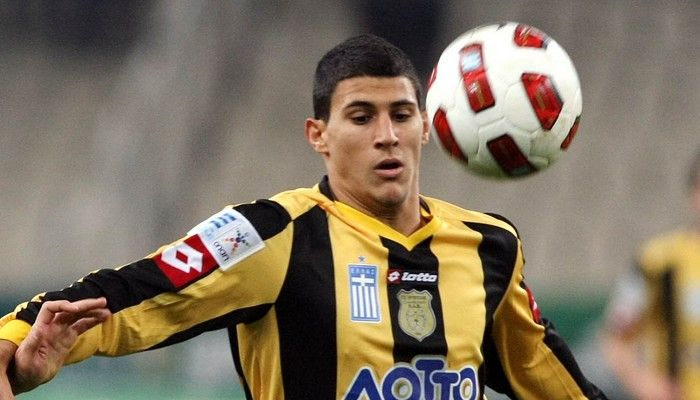 Κλείνουν Καρέλης, στόπερ και χαφ