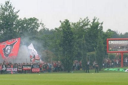 Πρώτη με στήριξη οπαδών σε Μπερλουσκόνι