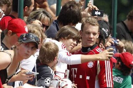 Έξαλλος ο Ρουμενίγκε με το πανό κατά Νόιερ