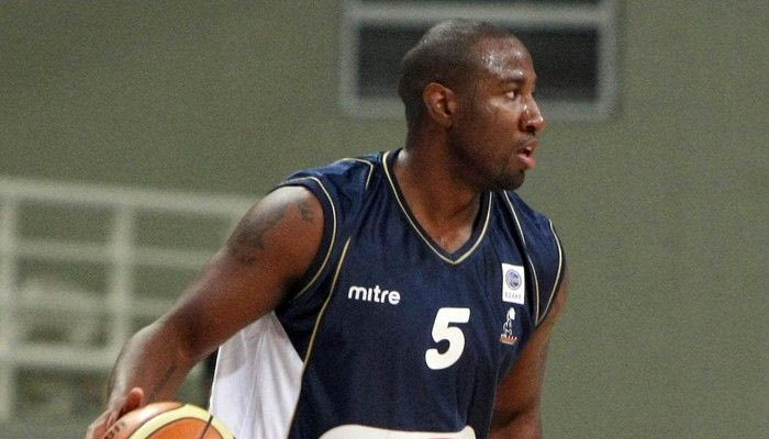 Περιμένει τον Παλάσιο, ψάχνει και αλλού