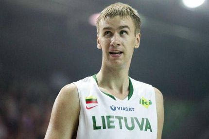 Μένει ελεύθερος και υπογράφει