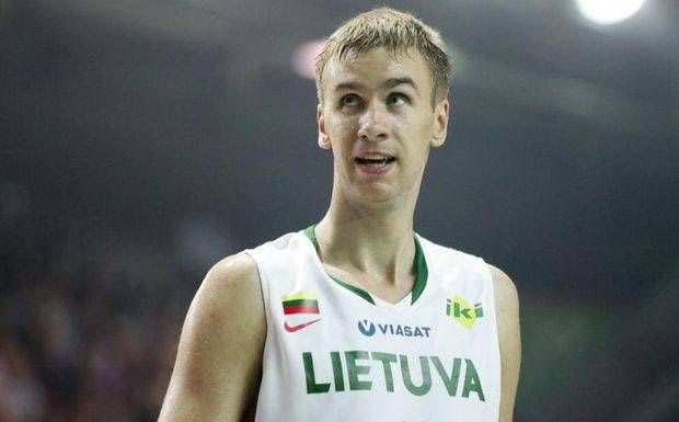 Μένει ελεύθερος και υπογράφει