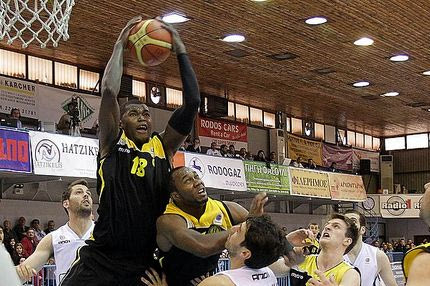 Ανανέωσε ο Νάνα