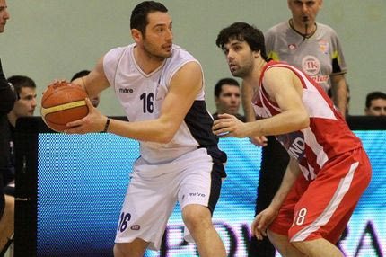 Μένει ο Καραποστόλου