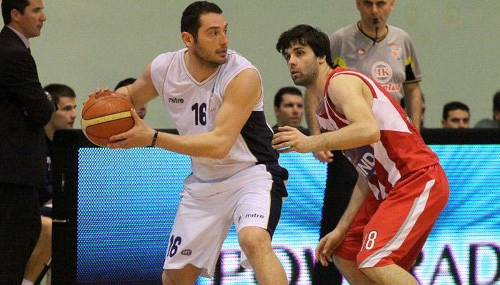 Μένει ο Καραποστόλου