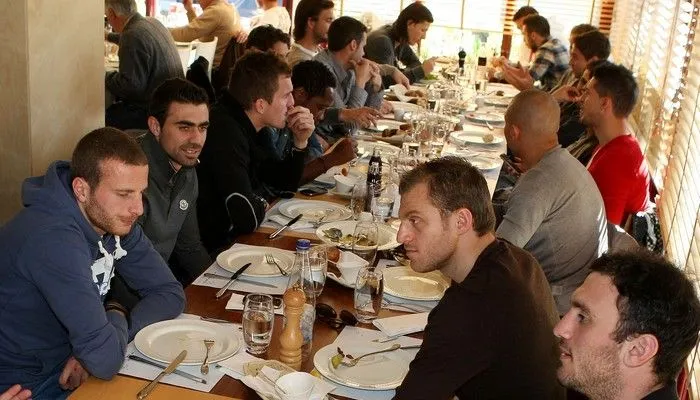 Παράθεση δείπνου σε παίκτες και τεχνικό τιμ