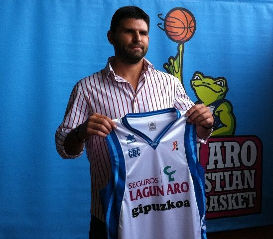 Παρουσιάστηκε ο Παπαμακάριος