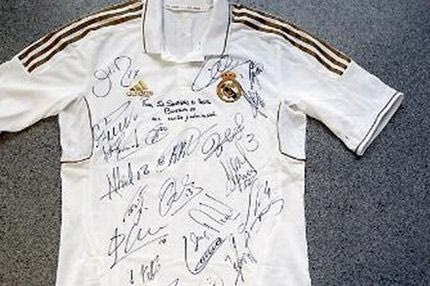 Φανέλα στον Πάπα η Ρεάλ