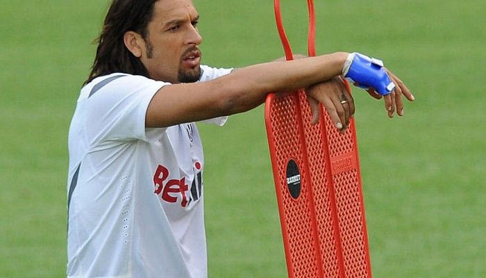 Πληρωμένη απάντηση από τον ατζέντη του Αμάουρι