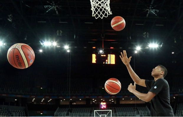 Video Analysis Αντετοκούνμπο: Με 5 ντρίμπλες κάρφωμα!