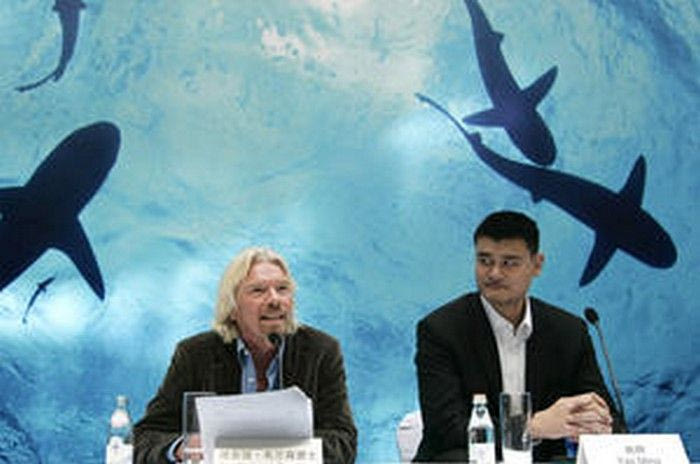 Γιάο Μινγκ και Ρίτσαρντ Μπράνσον κατά του κυνηγιού καρχαριών!