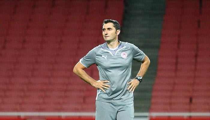 Ενενήντα λεπτά συγκέντρωση και σχήμα με τρεις κεντρικούς στο “Emirates”