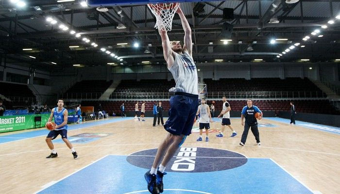 Προσοχή σε περιφέρεια, φόργουορντς και ακρότητες