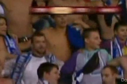 Topless στην εξέδρα!