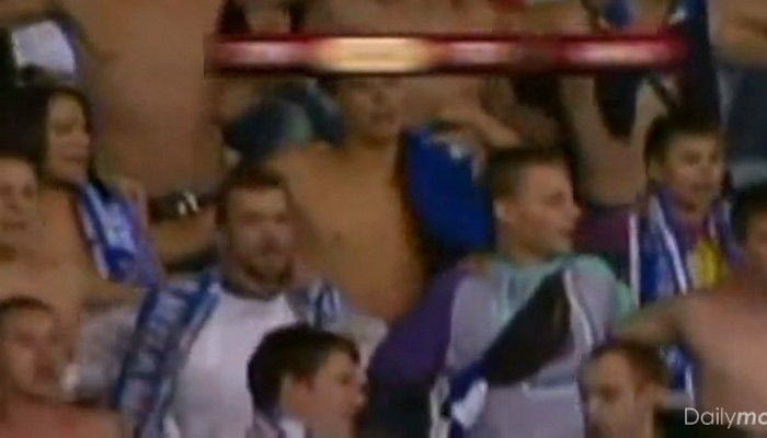 Topless στην εξέδρα!